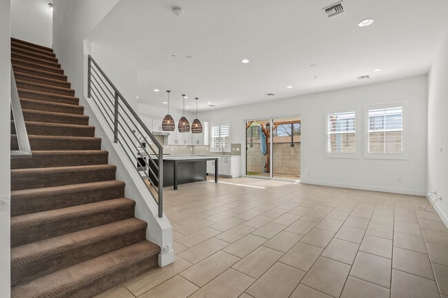 Open concept living - 3200 N 39th St