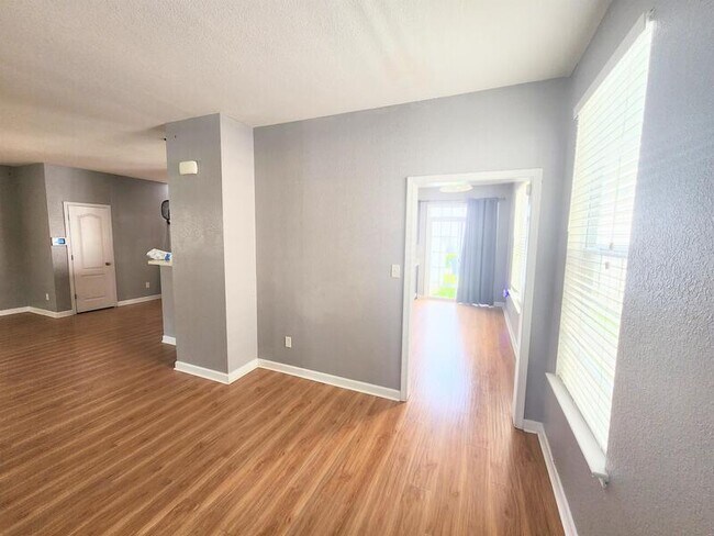 Building Photo - 615 Water Lilly Rd