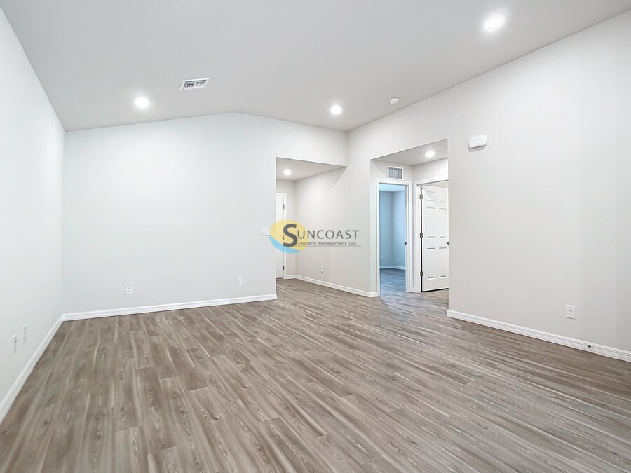 Foto principal - 17131 Thompson Ave