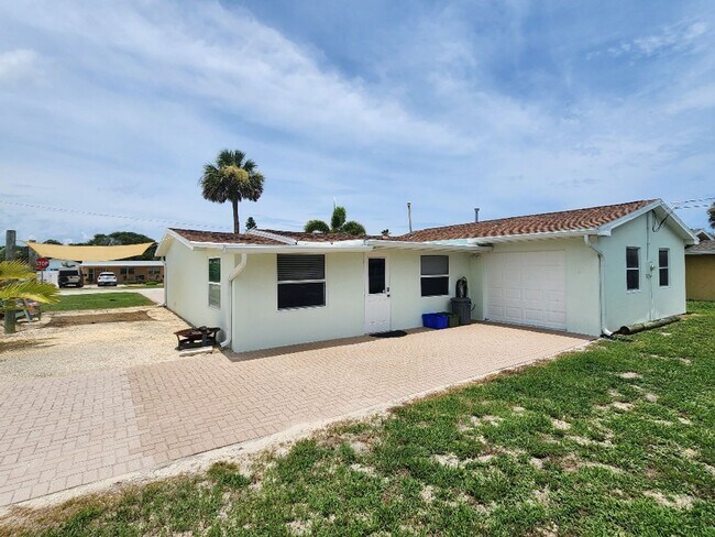 Foto del edificio - Great beachside 2/2/1 on corner lot