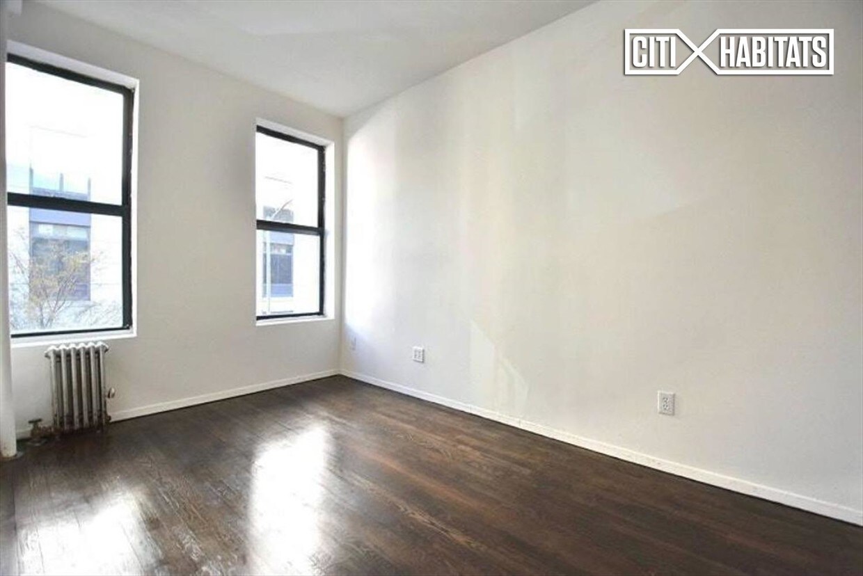 Building Photo - 390 Broome St