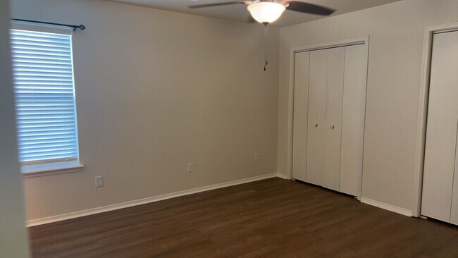 Building Photo - 1209 W Bishop Dr