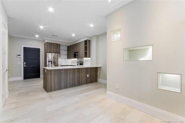 Foto del edificio - 1990 Bronson Rd