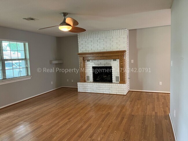 Foto del edificio - 218 N Spring Ave