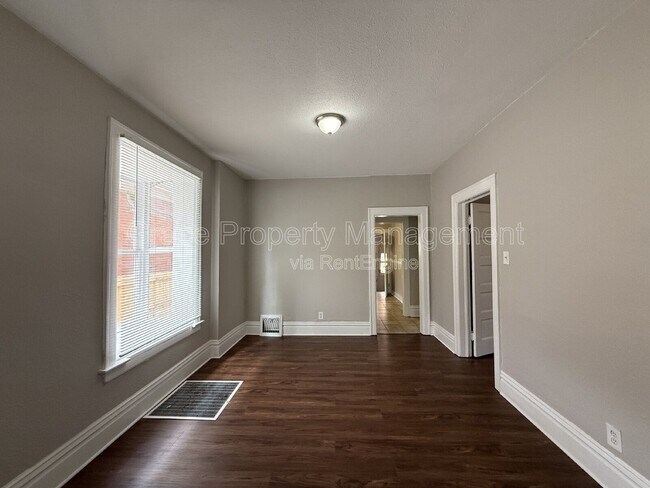 Foto del edificio - 451 S Sherman St