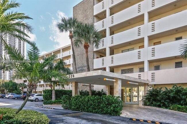 Foto del edificio - 220 Kings Point Dr