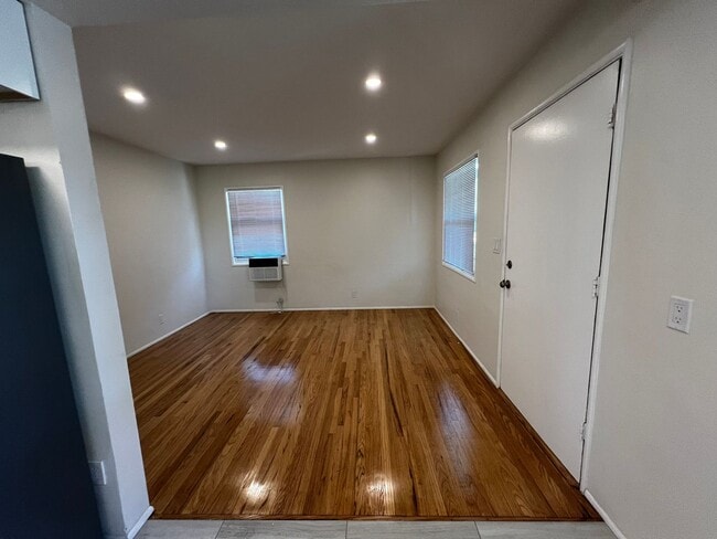 Building Photo - 5823 Greenleaf Ave