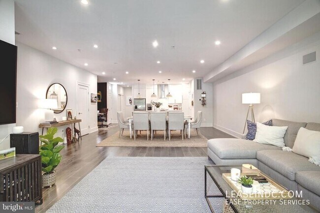 Foto del edificio - 3467 Holmead Pl NW