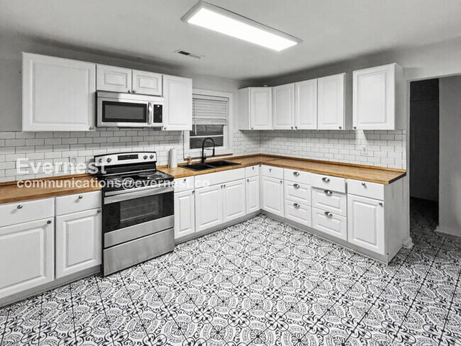 Foto del edificio - 4 Bed/1.5 Bath with In-Unit Laundry / Pet-Friendly / Vouchers Accepted / Available Now!