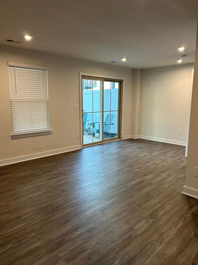 Building Photo - 3 Bed/2.5 Ba Townhome