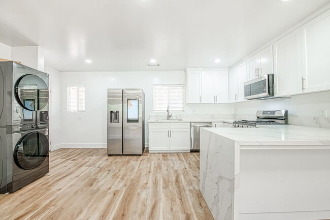 Building Photo - 2109 Tulare St