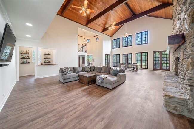 Building Photo - 533 Country Club Dr