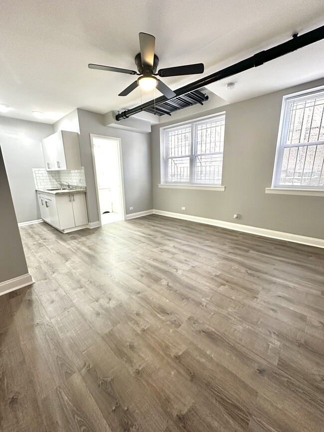 Muestra 2 Studio disponible próximamente - Octubre - 4241 Kenmore Apartments