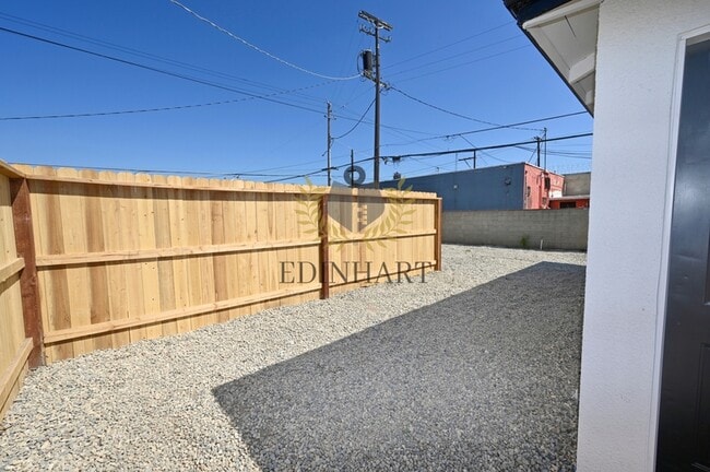 Building Photo - 1584 N Carruth Ave