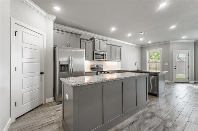 Building Photo - 3207 SW Hillstone Ave
