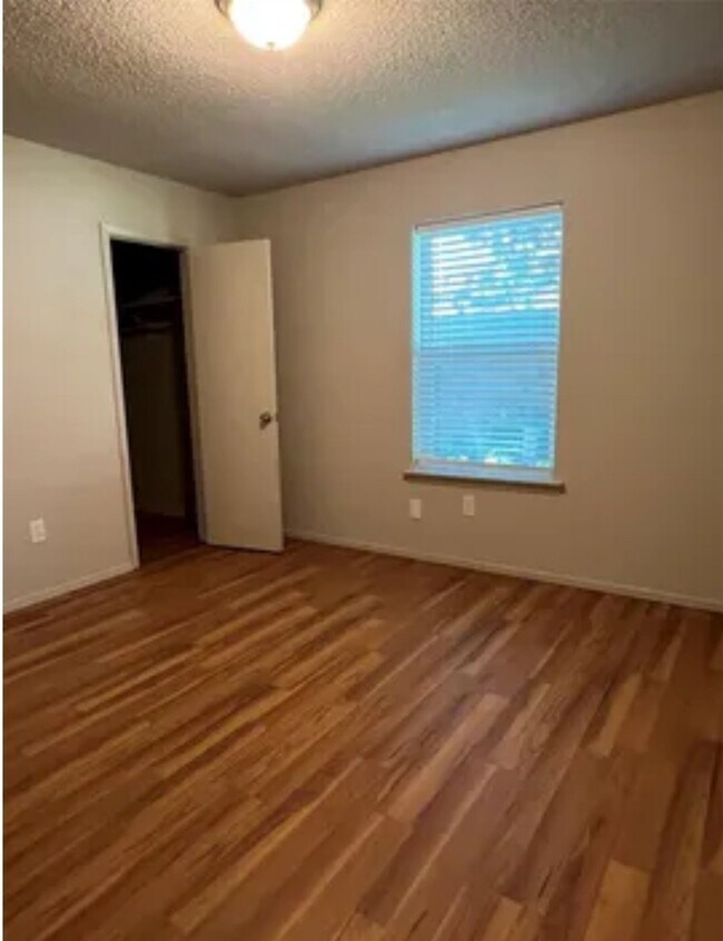 Building Photo - 800 Woodland Ct