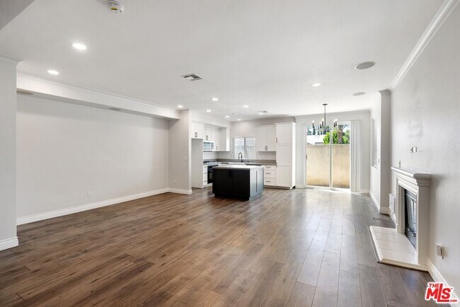 Foto del edificio - 7124 Farralone Ave