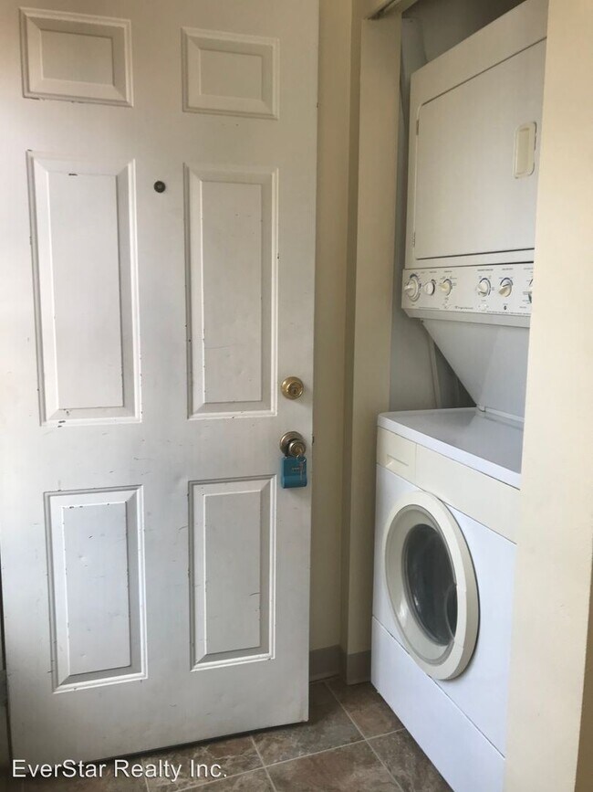 Building Photo - 3 br, 2.5 bath House - 400 S. Morain #7