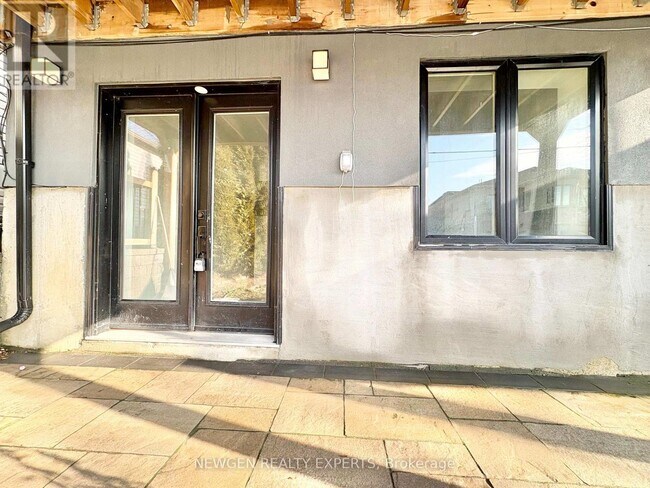 Building Photo - LOWER UNIT - 574 B PHARMACY AVENUE