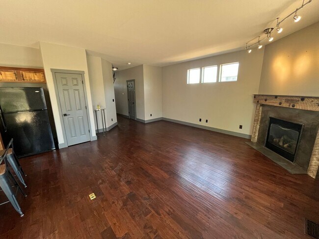 Foto del edificio - Spacious and Updated 3 Bed/2.5 Bath with F...