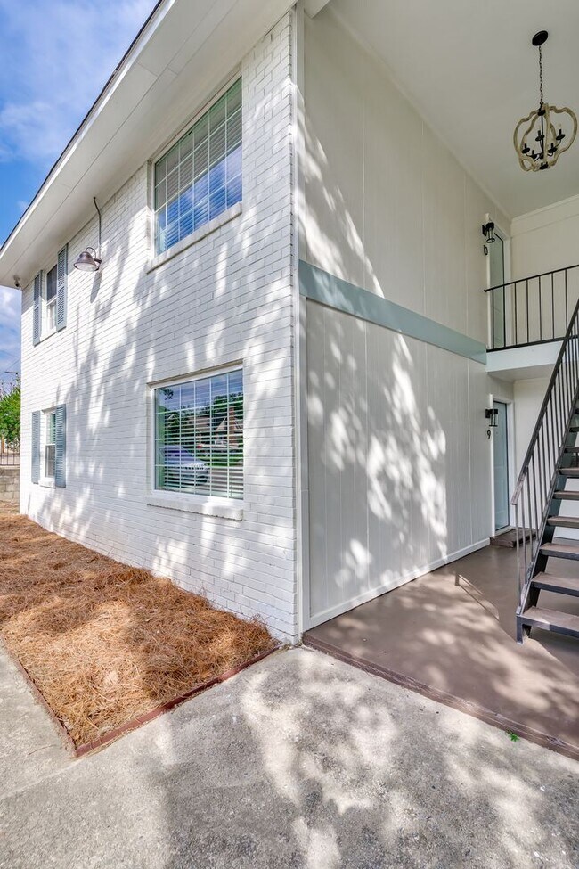 Building Photo - Charming 1-bedroom, 1-bath apartment located in the highly sought-after Rosewood area! - Apt 8