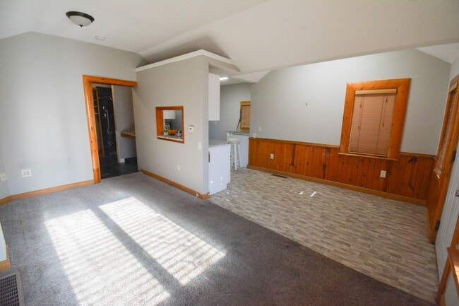 Building Photo - For Rent: 2 Bed, 1 Bath Home Near Mayo Clinic