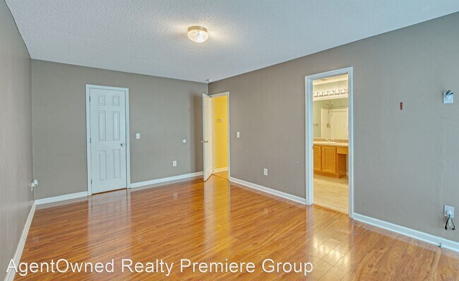 Building Photo - 4 br, 2.5 bath House - 107 Sycamore Dr.
