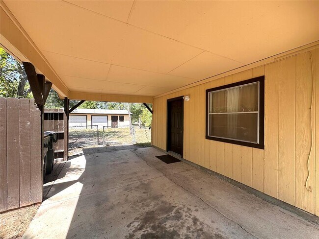 Building Photo - 400 Sun Bonnet Dr