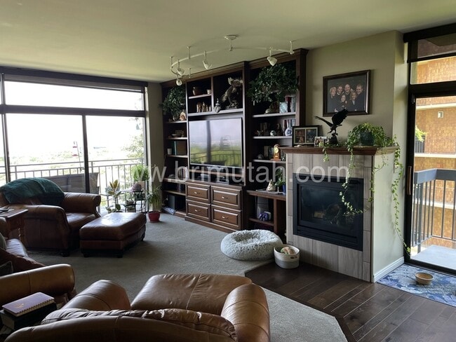 Photo - 940 Donner Way House