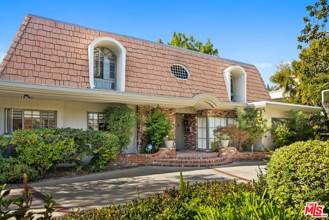 Building Photo - 711 Sierra Dr