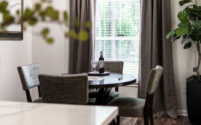 Foto del edificio - 6900 Lake Woodlands Dr