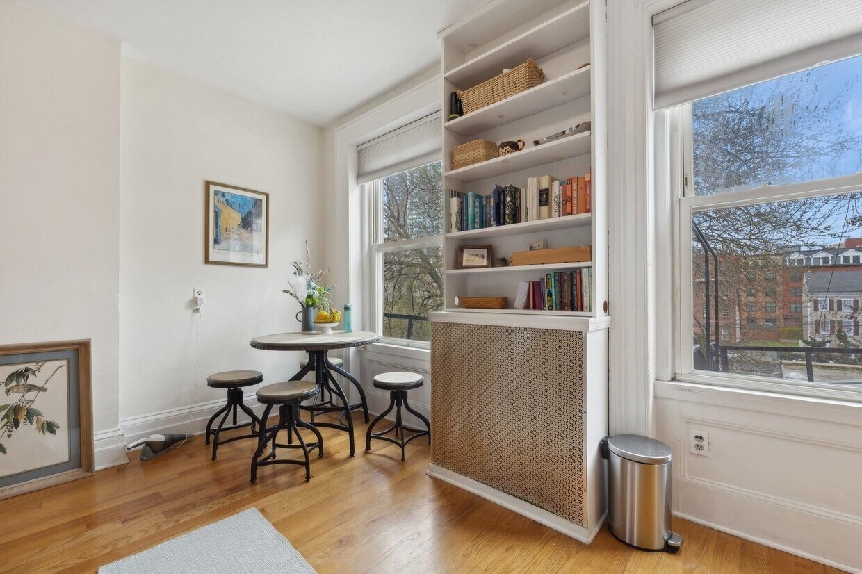 Foto principal - 243 MONTGOMERY St