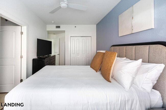 Building Photo - 20050 Oak Rd E