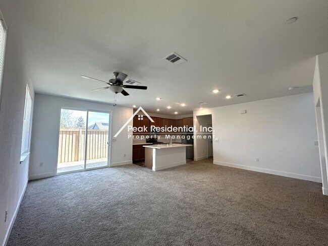 Building Photo - Newer 4bd/2.5ba Woodland Home with 2 Car G...