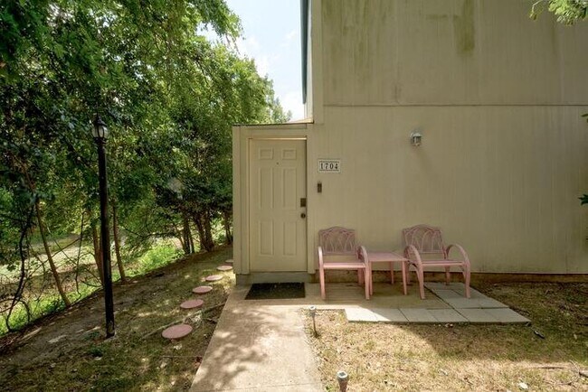Building Photo - 6718 Silvermine Dr