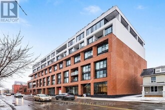 Building Photo - 2720 Dundas St W