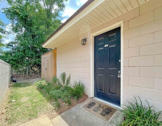 Building Photo - 2241 W Pensacola St
