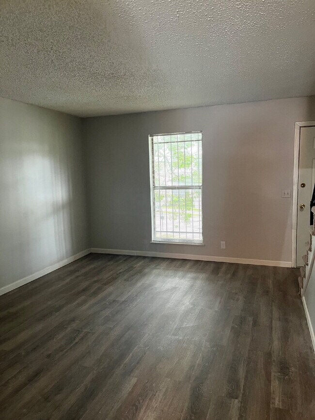 Foto del edificio - 2 BEDROOM 11/2 BATH TOWNHOME  MINUTES TO D...