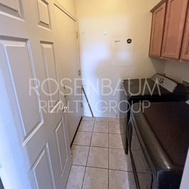 Foto del edificio - Beautiful 2BD/2BA Home with 2-Car Garage i...