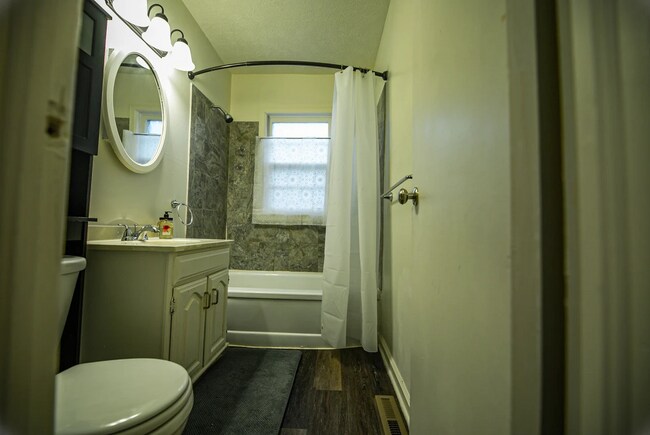 Foto del edificio - 1218 N Crestway St