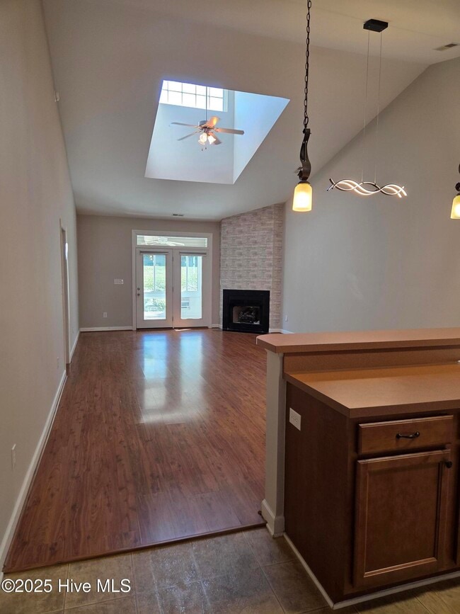 Building Photo - 521 Village Green Dr