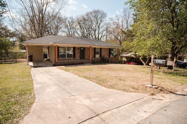 Building Photo - Stunning 3-Bed, 2-Bath Remodeled Home in C...