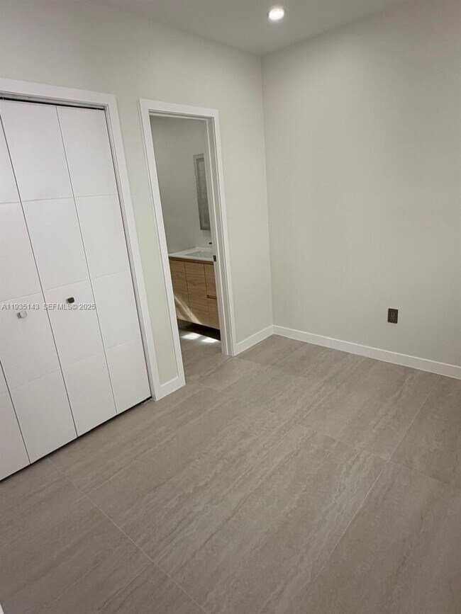 Foto del edificio - 2436 SW 7th St