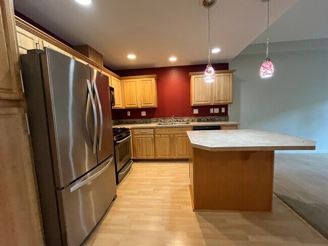 Foto del edificio - 3Bd/2.5Ba Milwaukie Home with Attached Gar...