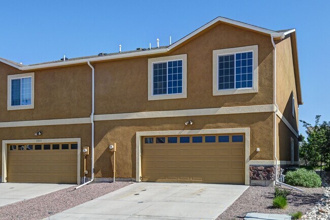 Foto del edificio - Move-In Ready Townhome with Luxury Finishe...