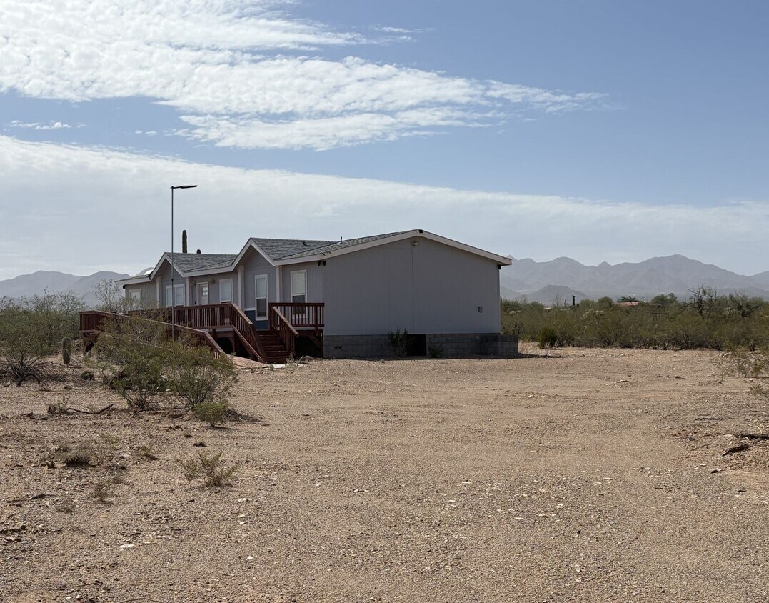 Foto principal - Country living on 4.4 acres 3 bedrooms and...