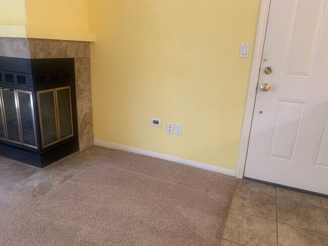 Building Photo - Beautiful upstairs condo with Washer and D...