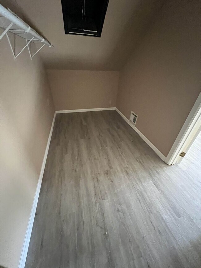 Building Photo - Newly Updated Duplex in Dayton!