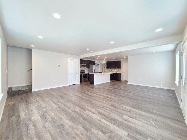 Building Photo - $2,300- 3 Bed / 2 Bath Beautiful Newer Bui...