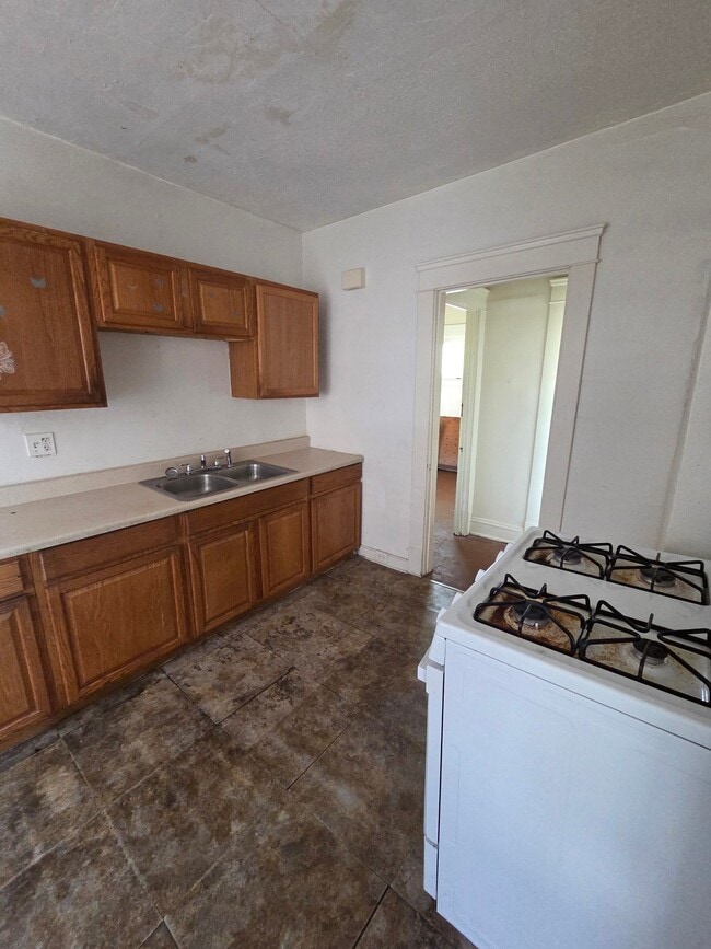 Building Photo - 11807 Honeydale Ave